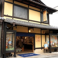 S_nineizaka2023年9月にオープンした「Peter Rabbit(TM) SHOP&BAKES」の京都・二寧坂。店は古い町家を改装して作られたそう