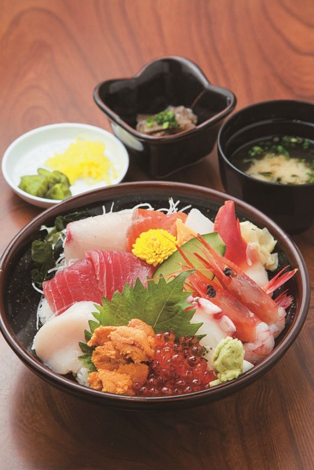 約10種の魚介を使ったボリューム満点の「海鮮丼」(1320円)