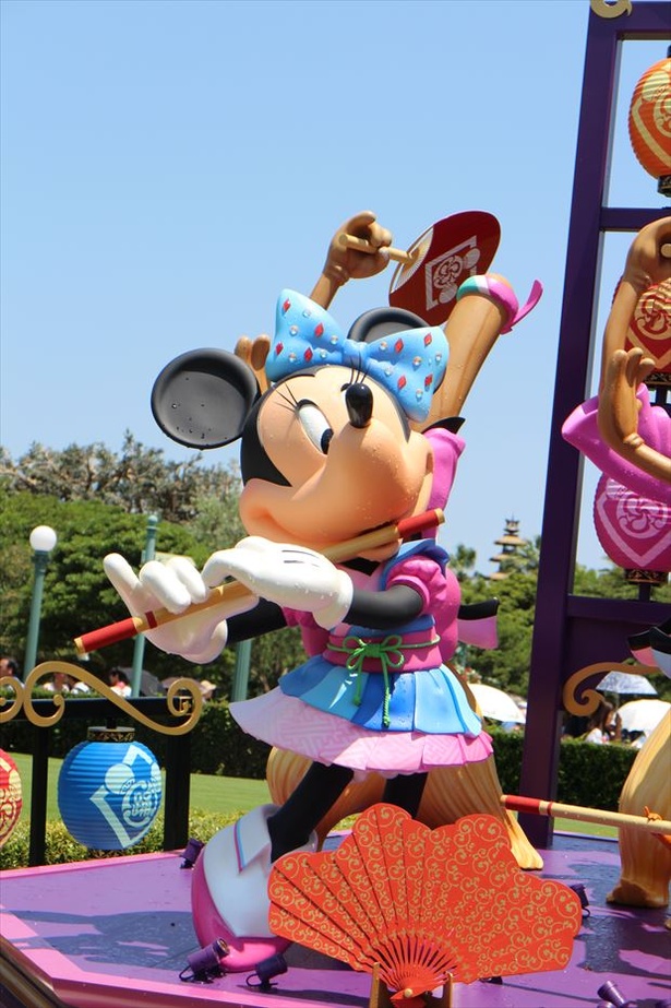 横笛を吹いているミニーマウス