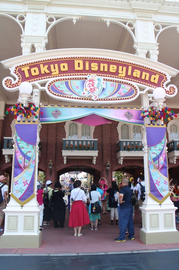 東京ディズニーランド入り口付近の様子