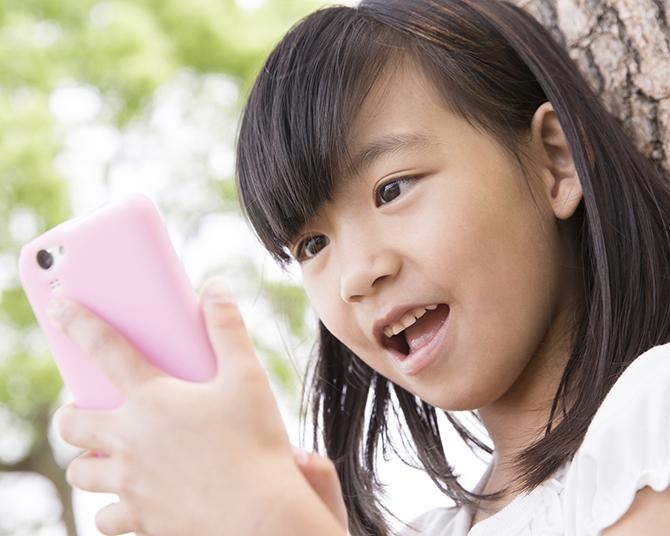 子どものスマホは何歳から？使用時のルールは？小中高校生のパパママにアンケート調査を実施