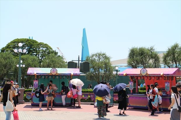 お祭りの定番、ラムネやカラフルアイスも購入できる