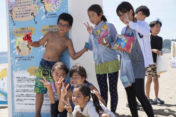笑顔で記念撮影する子供たち