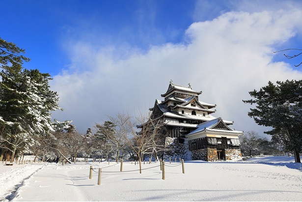 雪が積もった冬の松江城も趣がある