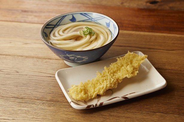 うどんと一緒に天ぷらをプラスして楽しむ