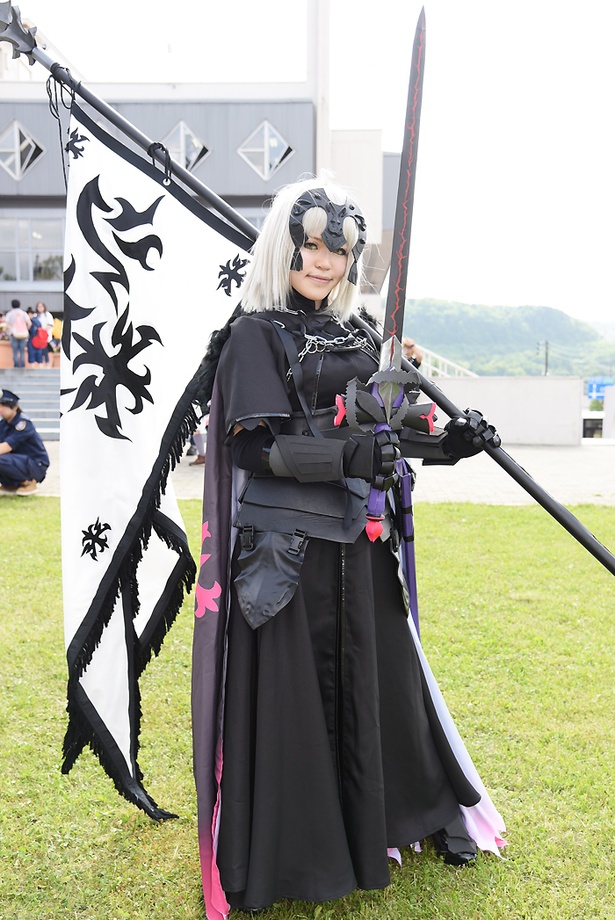 「Fate/Grand Order」のジャンヌ・ダルク [オルタ]に扮するマコさん
