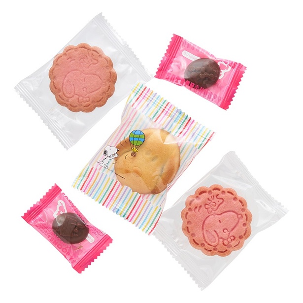 中にはクッキーやチョコレート入り