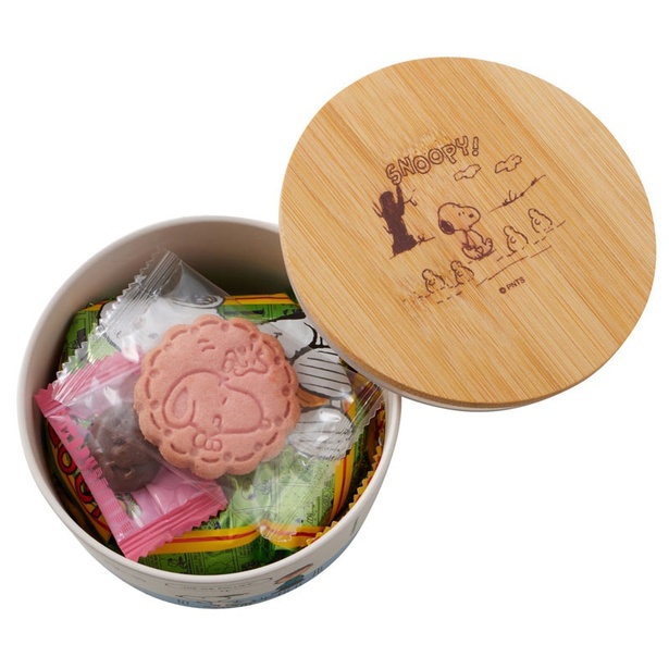 中はスナック菓子と焼き菓子、チョコレートの詰め合わせ
