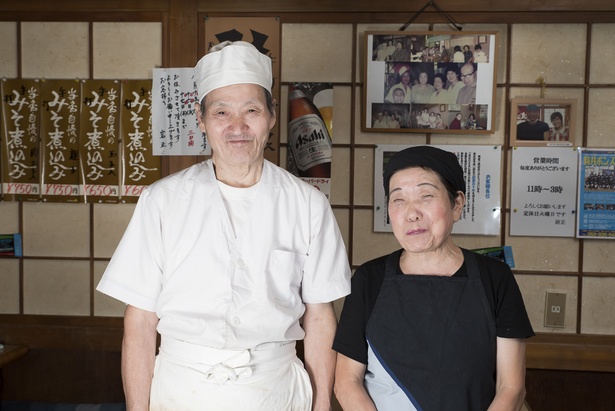 3代目として長年店を支え続けた孝治さんは74歳、姉の貞子さんは76歳。貞子さんは20代早々に調理師免許を取得しており今も調理を担う。店内に飾られた写真には2代目も写っている