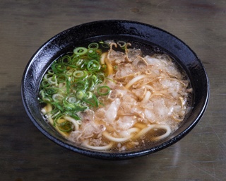 【福岡うどん愛】福岡向けにアレンジ！甘めのダシと細麺が特徴のかすうどんを堪能