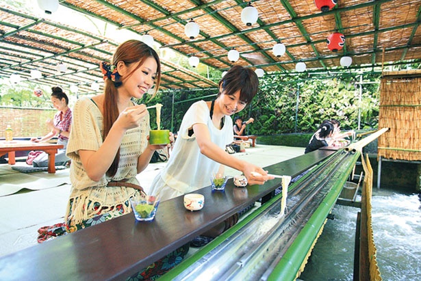 画像2 4 京都観光 京の奥座敷 貴船 で流しそうめん 川床で味わう夏の風物詩 ウォーカープラス