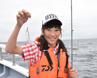 自然に触れ、命を学ぶ！ちびっ子向け船上釣りスクールが話題