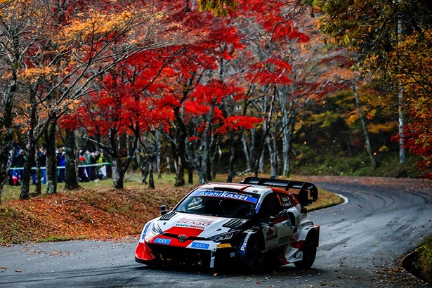 紅葉で彩られた美しい里山風景の中を、各チームのマシンが走り抜ける姿が見られるだろう