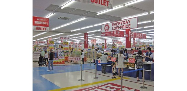 西日本最大級の広さの売り場は、ゆったりとした通路で清潔な印象