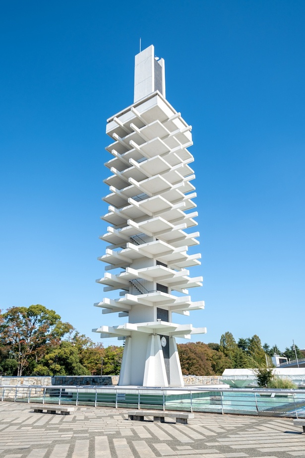 空まで届きそうな高さの「オリンピック記念塔」