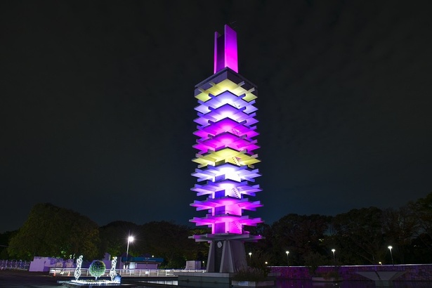 ライトアップされ、昼間とはまったく異なる表情のオリンピック記念塔