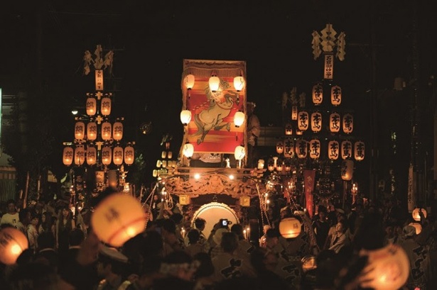 煌びやかに装飾された祭車が三重県桑名市に集結
