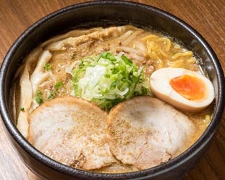 メニューはすべて味噌！ 進化系札幌ラーメンが味わえる「焙煎舎」