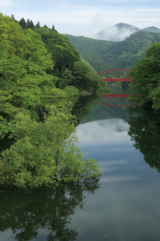 下戸(しもと)橋の鮮やかな朱色が山の緑と湖面に映え、深淵の渓谷のような雰囲気/室生湖