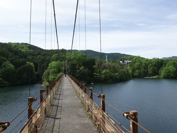 湖の中心付近を横断するつり橋・赤人橋/室生湖