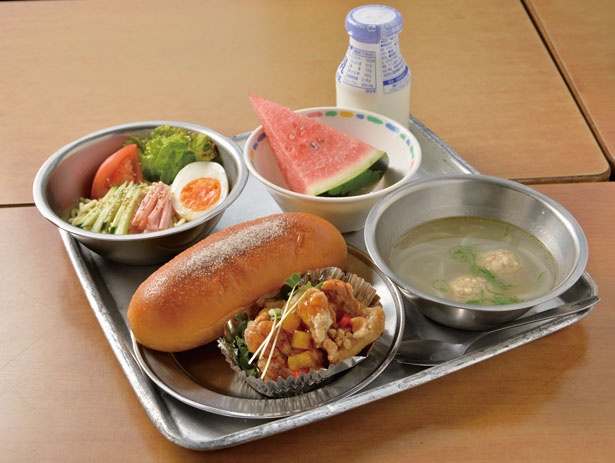 第1日曜限定の「給食ランチ」(1000円)。食器も当時使われていたものを集めて利用している/Cafeカエデ