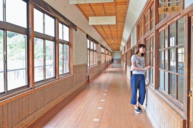 校舎の廊下。床は張り替えられているが、壁や天井は当時のまま/奈良カエデの郷 ひらら