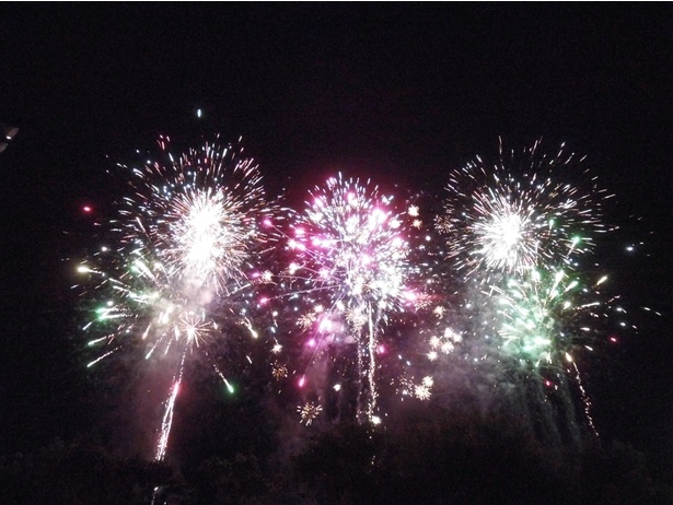 【写真を見る】「そえだ花火大会」では、英彦山をバックに迫力ある約5000発が空を彩る