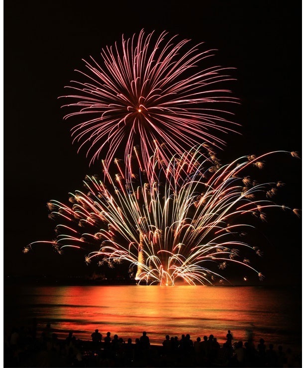「第13回福津市納涼花火大会」では、連発や大玉が海上で打ち上げられるので、夜空に広がる花火と海面に映る花火が相まって、美しい景色を楽しめる