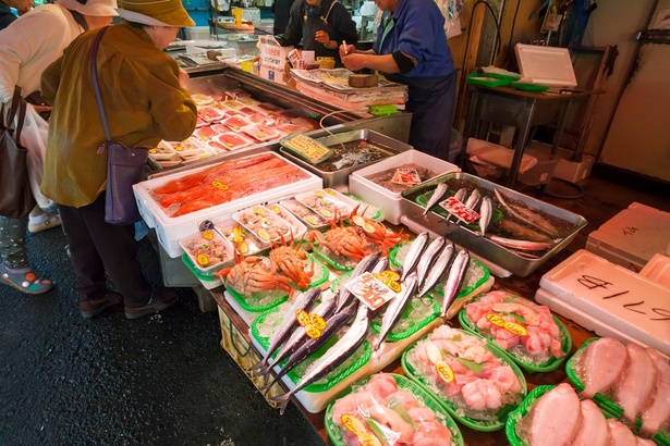 仙台朝市には、新鮮な魚介も盛りだくさん！