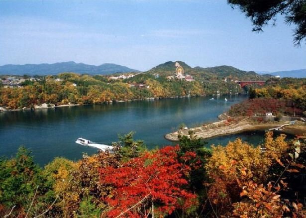 モミジ、カエデなどが湖を鮮やかに彩る / 恵那峡県立自然公園の紅葉