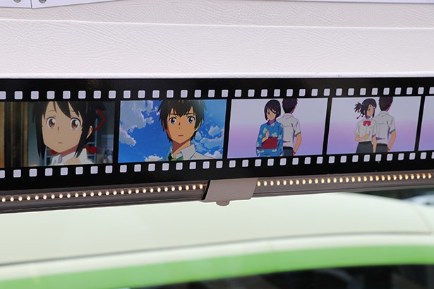車内の壁には、映画のカットが並んだフィルムがデザインされている