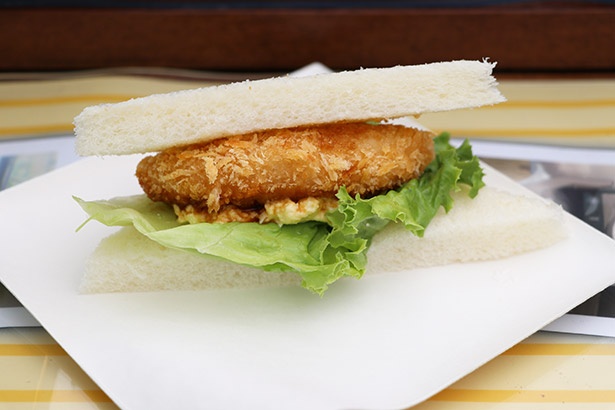 司と高木からもらった玉子サンドとコロッケで作るコロッケパン