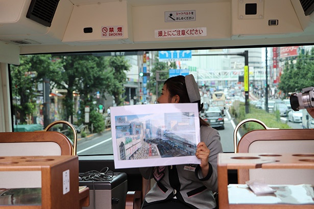 にぎやかな新宿駅前へ
