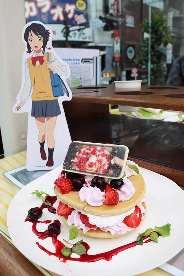 瀧と三葉のミニスタンディーを貸し出してもらえる。メニューといっしょに撮ればフォトジェニックだ