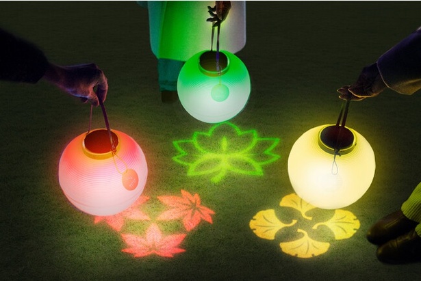 モミジやイチョウ、プラタナスの3種類の柄の光を地面に映し出す「NAKEDディスタンス提灯(R)」