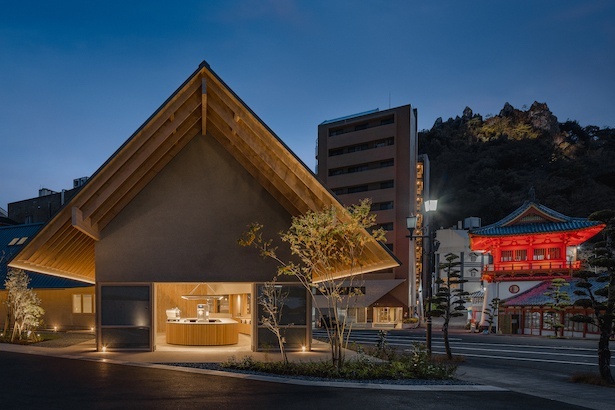 【写真】2022年9月オープンの武雄温泉本店は武雄温泉のシンボルでもある重要文化財の楼門を臨む
