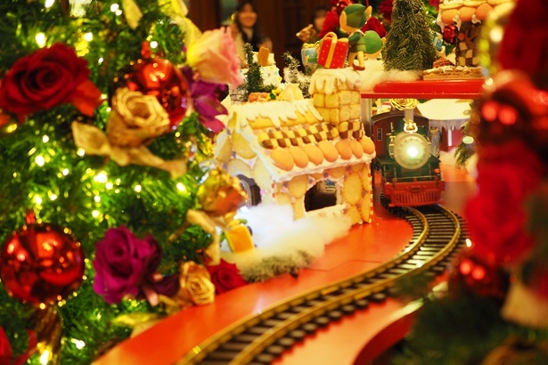 クリスマスカラーの列車にテンションが上がる