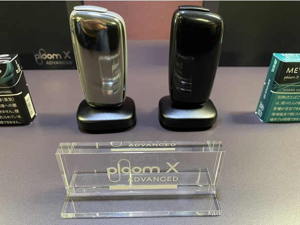 「Ploom X ADVANCED」左：シルバー、右：ブラック。2023年10月31日に先行販売を開始したが、11月5日の時点で用意していたスペシャルボックス7万台の内、すでに約5万台が売れ、ブラックについては完売したそうだ
