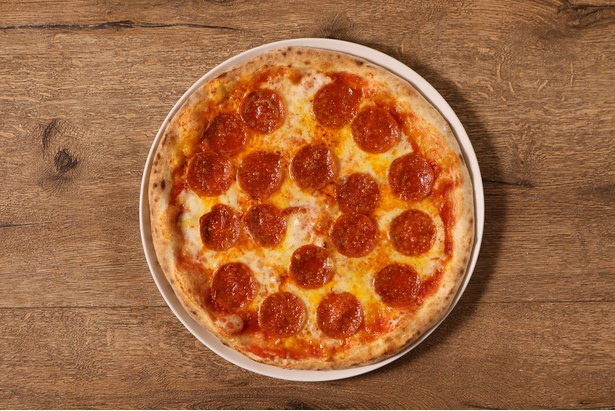 アメリカで定番のサラミをトッピングしたシンプルなピザ「ルーシーのペパロニ・グローブピッツァ」