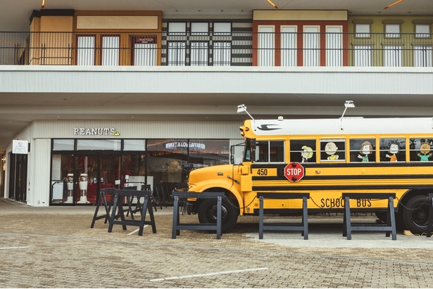 スヌーピーと仲間たちが描かれたスクールバスが大阪店の目印