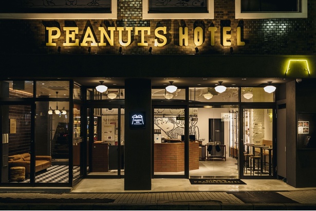  夜になると「PEANUTS HOTEL」の文字がライトで照らされ、ネオンも点灯。昼とはまた違った雰囲気に