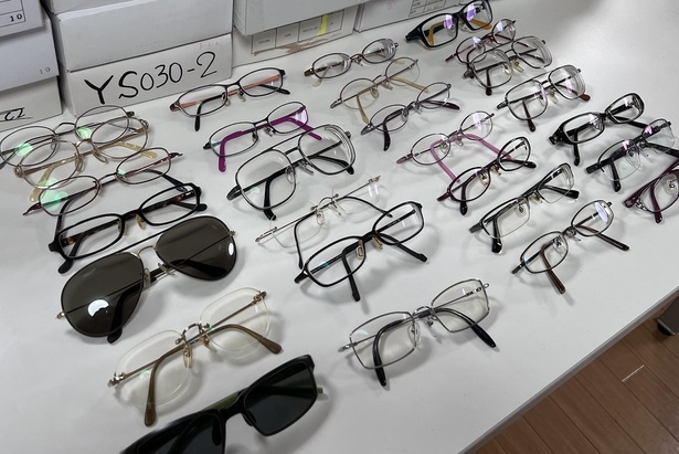 店頭で回収した中古眼鏡。活動開始から1年間で2192本の眼鏡を集めた