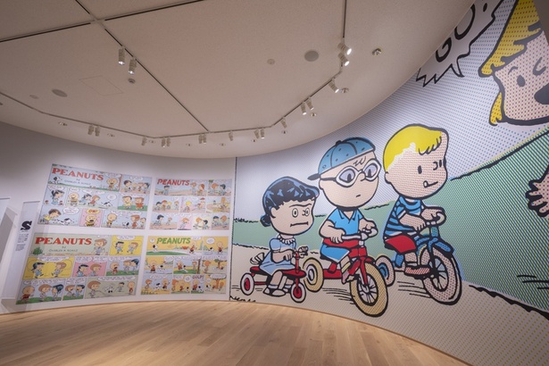 チャーリー・ブラウンたちが三輪車をこぐ様子が描かれた、ウォールアート