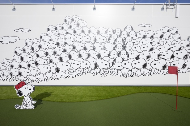 テラスの壁に描かれているのは、ゴルフのトーナメントに挑むスヌーピーを応援するために駆けつけた、大勢の親戚や友人たち