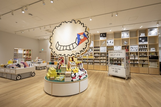 チャーリー・ブラウンをイメージした店内に、世界でここだけのグッズがずらり！