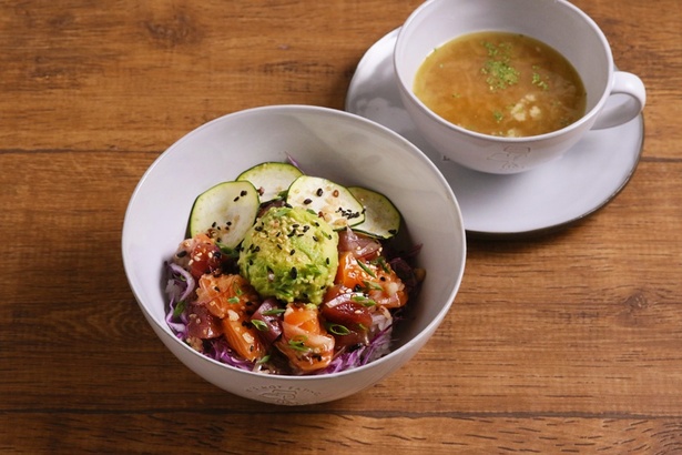 サーモンとマグロ、アボカドが相性抜群！「“COWABUNGA” POKE BOWL BAR サーモン＆マグロ・アボカド丼 スープ付き」(1925円)