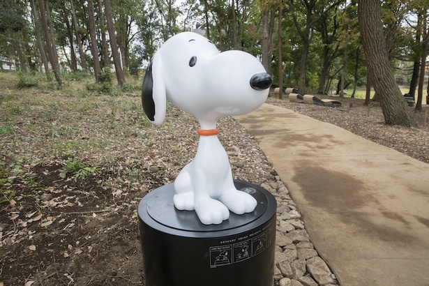 鶴間公園の豊かな自然に囲まれて立つ、スヌーピーのスタチュー