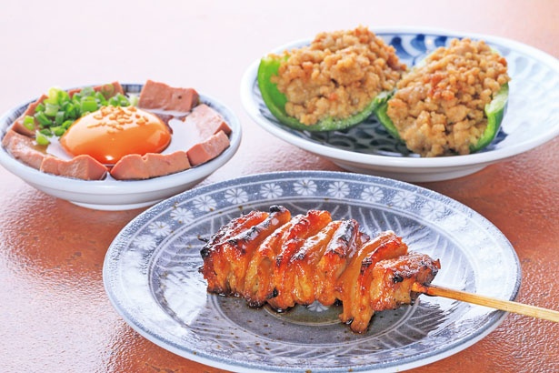 「名物しろたれ」(中・194円)、「冷やし肉ぴー」(右・302円)円、「すた肝」(左・432円)/もつ焼 のんき 大阪福島店