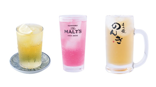 「ホッピーセット(白)のシャリ金」(右・540円)、「梅しそ味の酎ハイバイスサワー」(中・410円)、「下町焼酎ハイボール」(左・194円)/もつ焼 のんき 大阪福島店