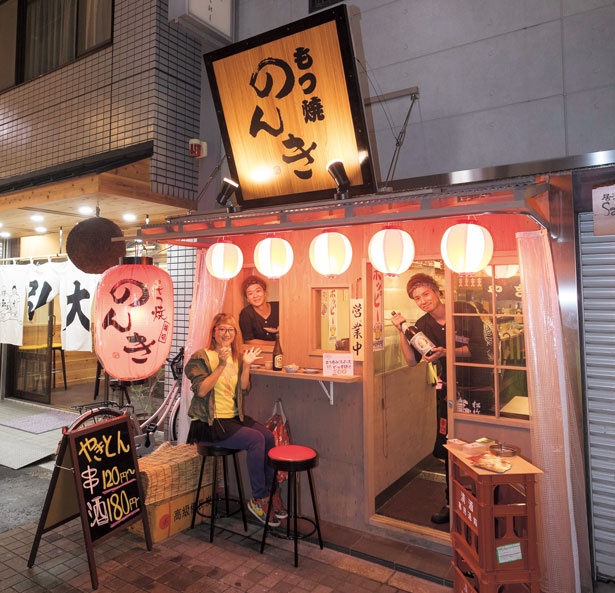 【写真を見る】店頭にはスタンド席もあり。しかも日替りのドリンクがここでは半額/もつ焼 のんき 大阪福島店